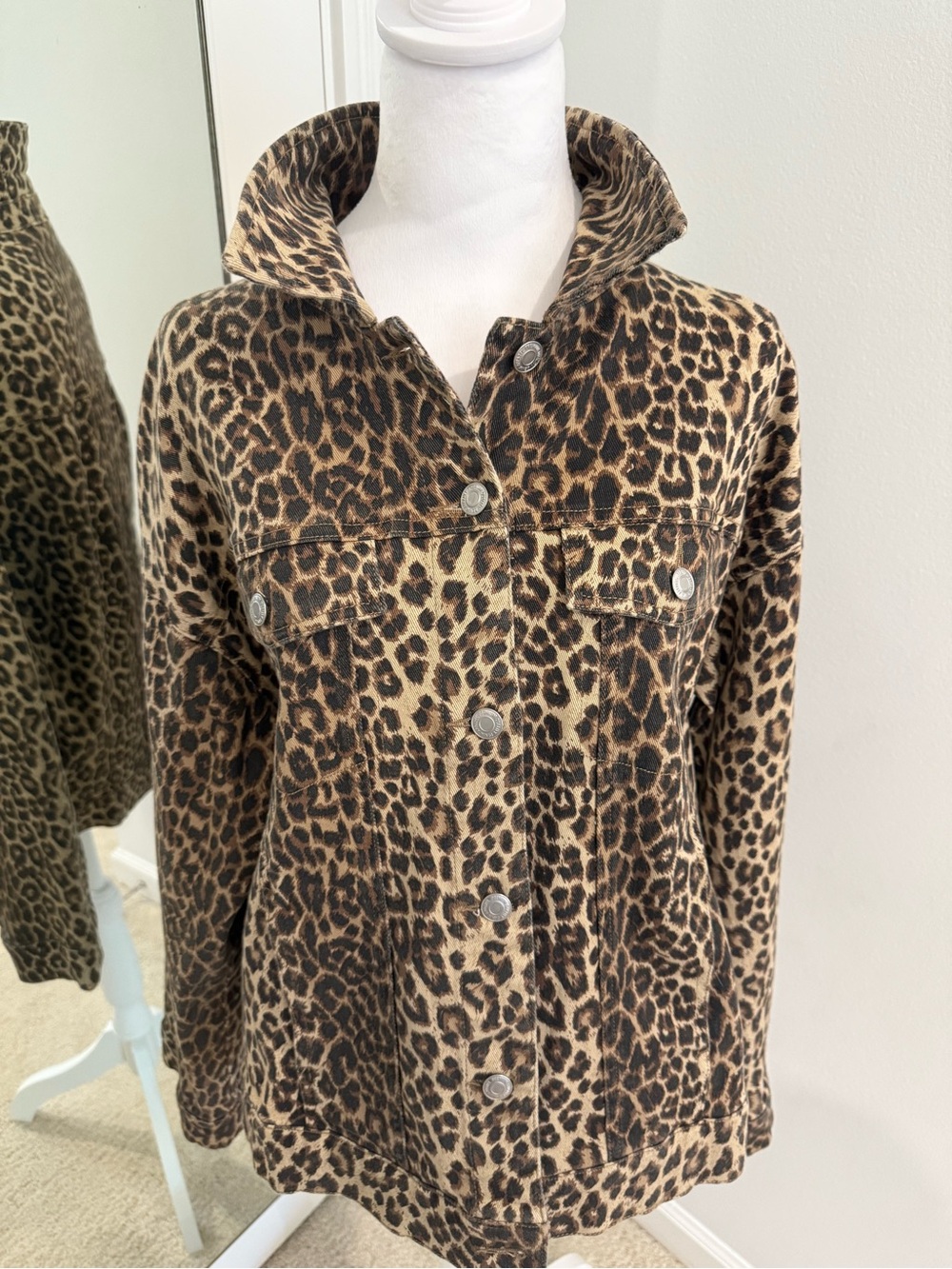 Vero Moda oversized denim jacket in washed leopard print Size Medium - Picture 9 of 12